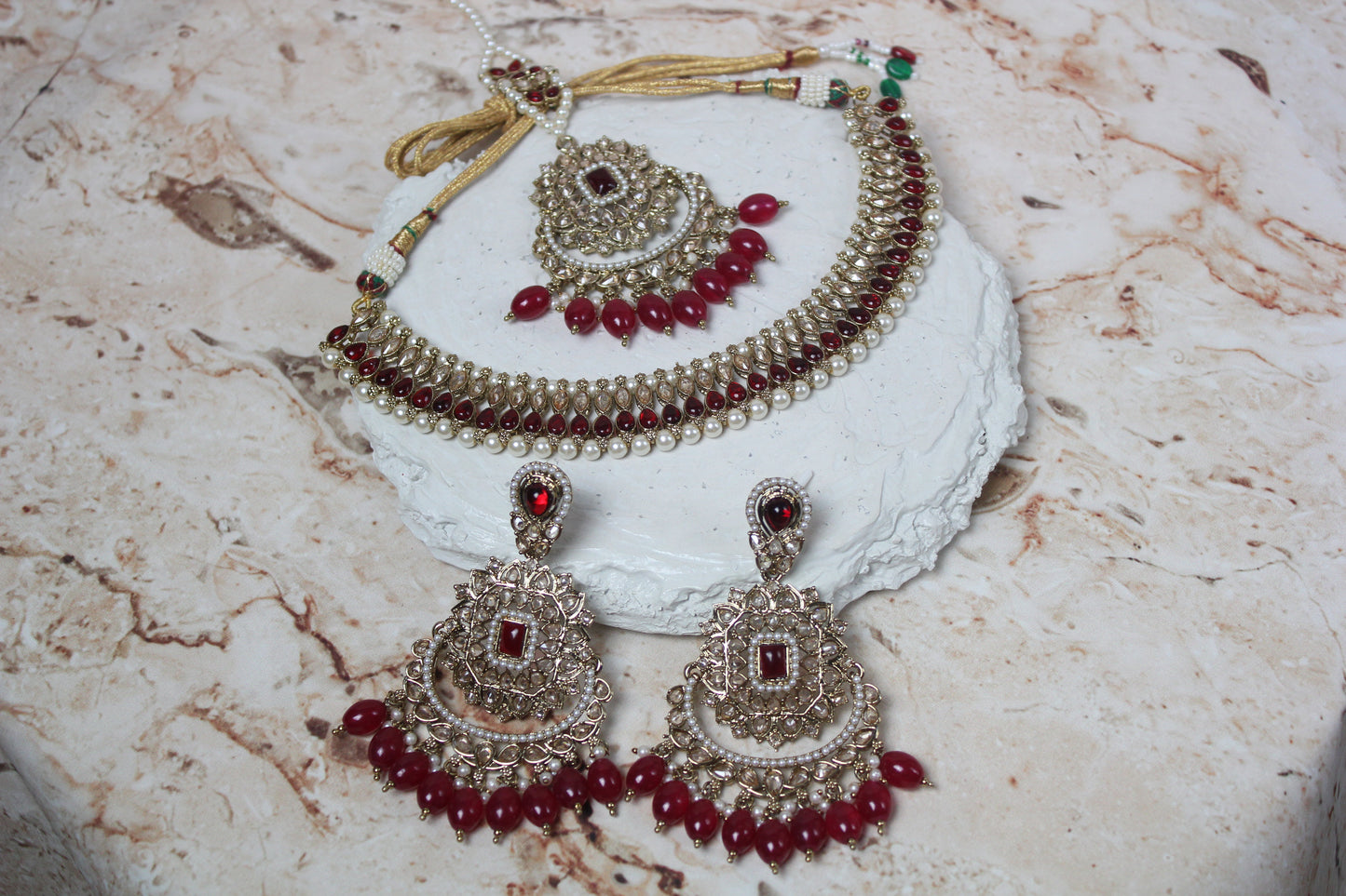 Sadia Necklace Set in Maroon