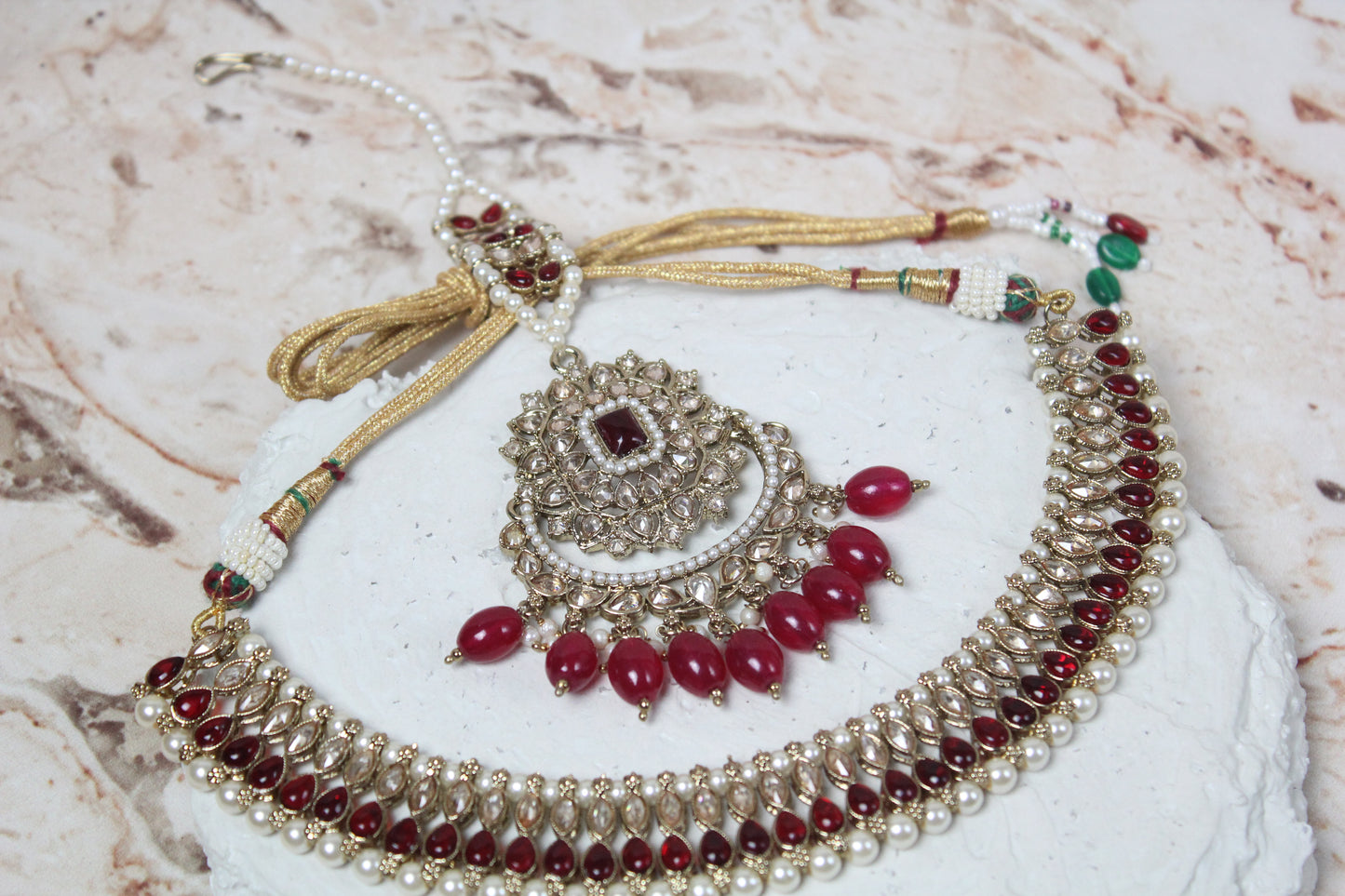 Sadia Necklace Set in Maroon