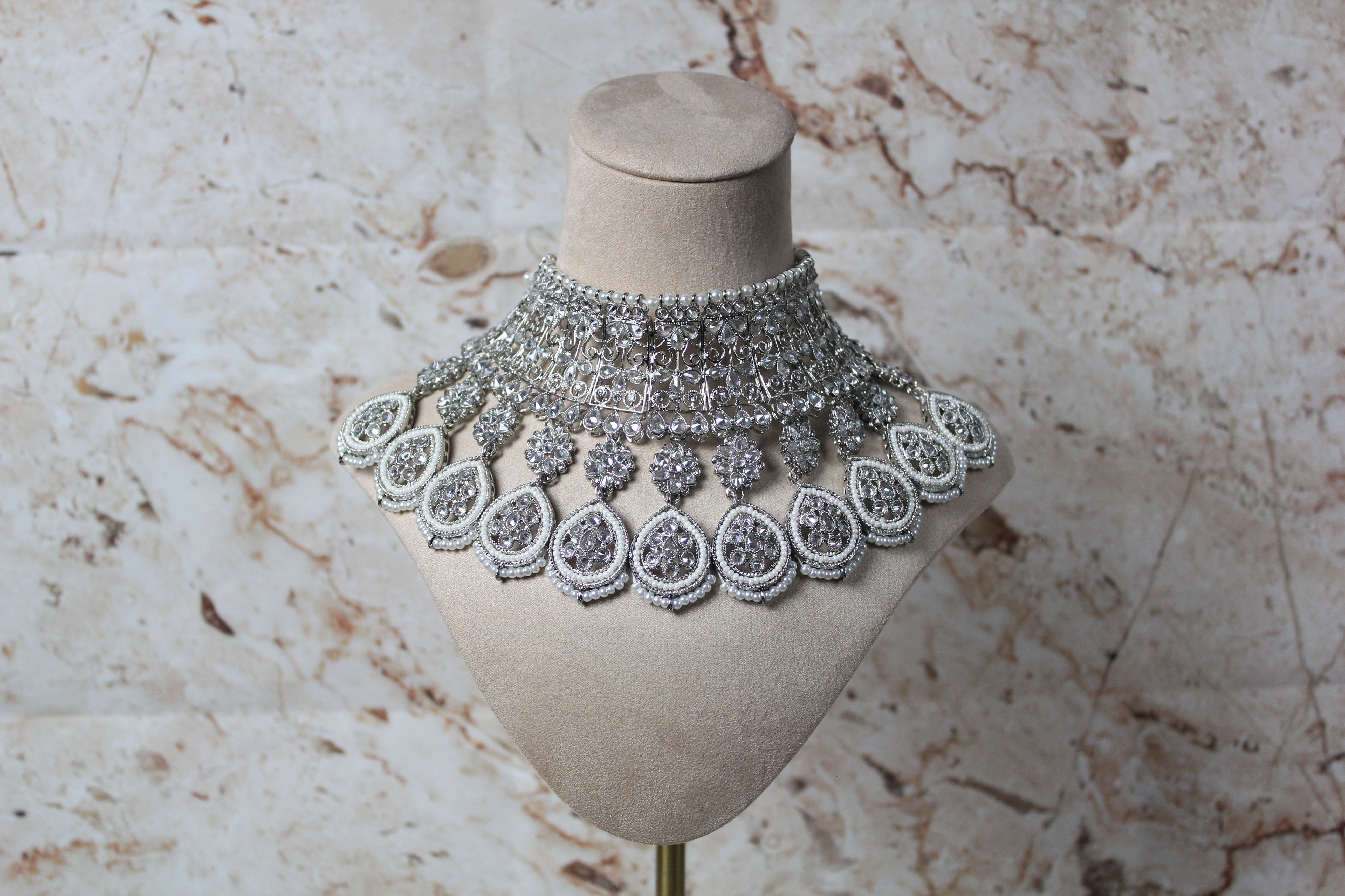 Laila Necklace Set in Silver