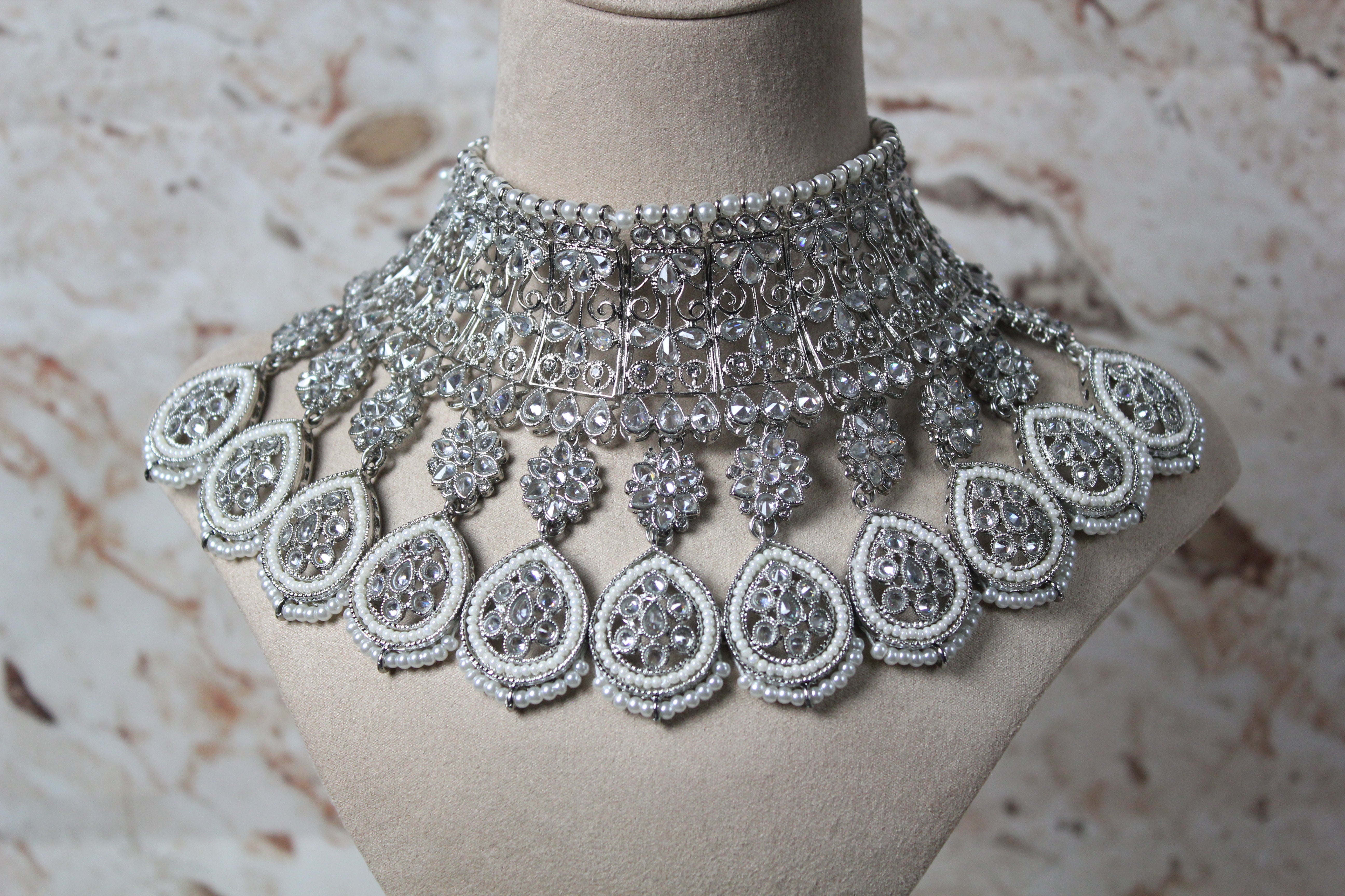 Laila Necklace Set in Silver